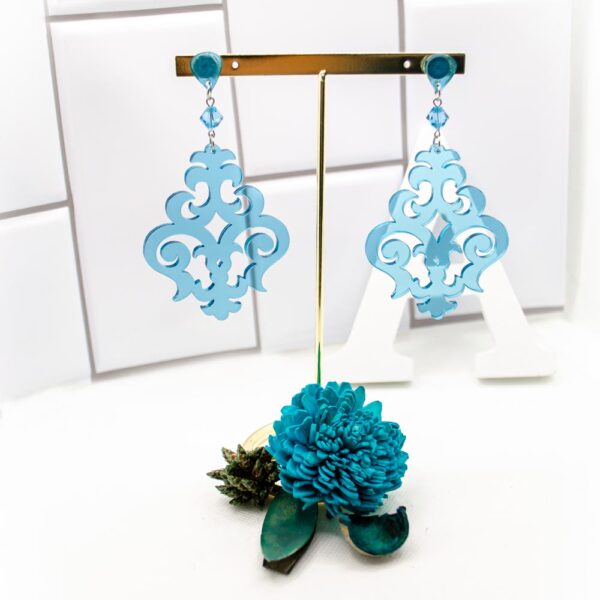 Foto ambientata - Modica con Charming Crystal - Colore: celeste trasparente - Orecchini in plexiglass - Altro Gioielli