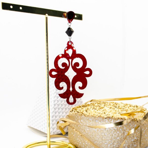Foto ambientata - Noto con Charming Crystal - Colore: bordeaux trasparente - Orecchini in plexiglass - Altro Gioielli